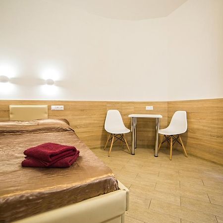 Mini Economy Apartments - Chornovola Avenue - 2 Minutes To The Opera House Lviv Exterior foto