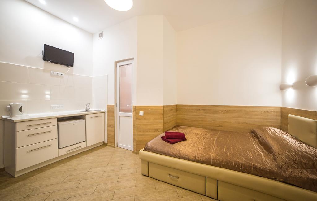 Mini Economy Apartments - Chornovola Avenue - 2 Minutes To The Opera House Lviv Exterior foto