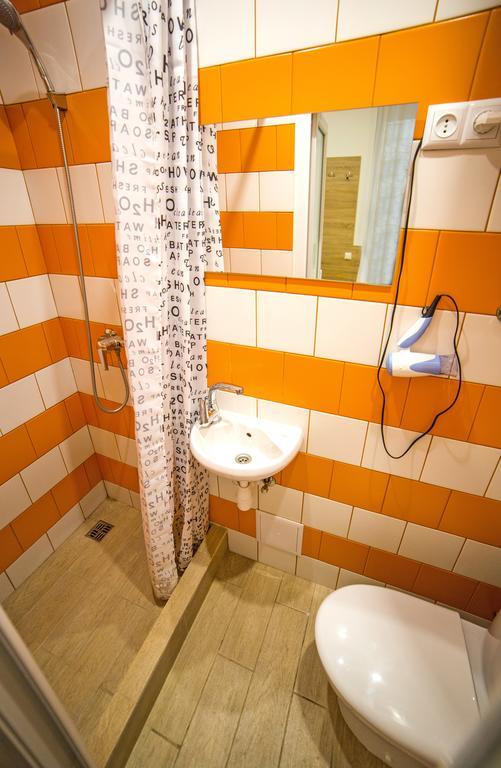 Mini Economy Apartments - Chornovola Avenue - 2 Minutes To The Opera House Lviv Exterior foto