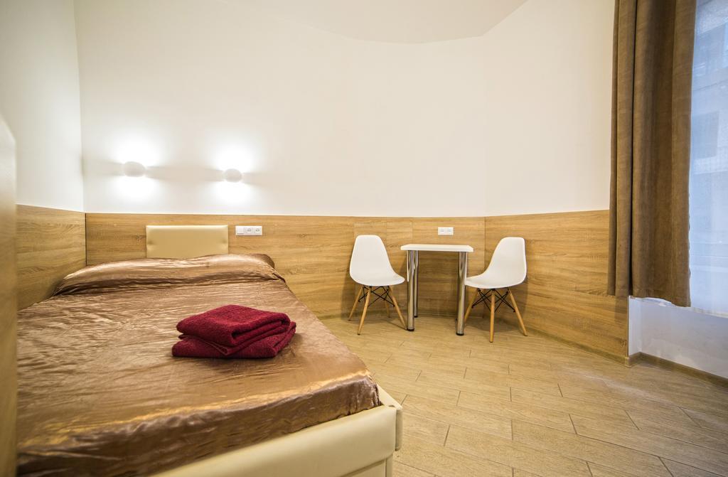 Mini Economy Apartments - Chornovola Avenue - 2 Minutes To The Opera House Lviv Exterior foto