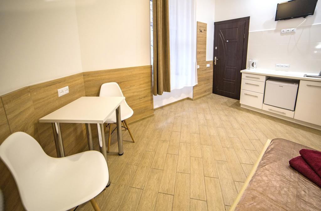 Mini Economy Apartments - Chornovola Avenue - 2 Minutes To The Opera House Lviv Exterior foto
